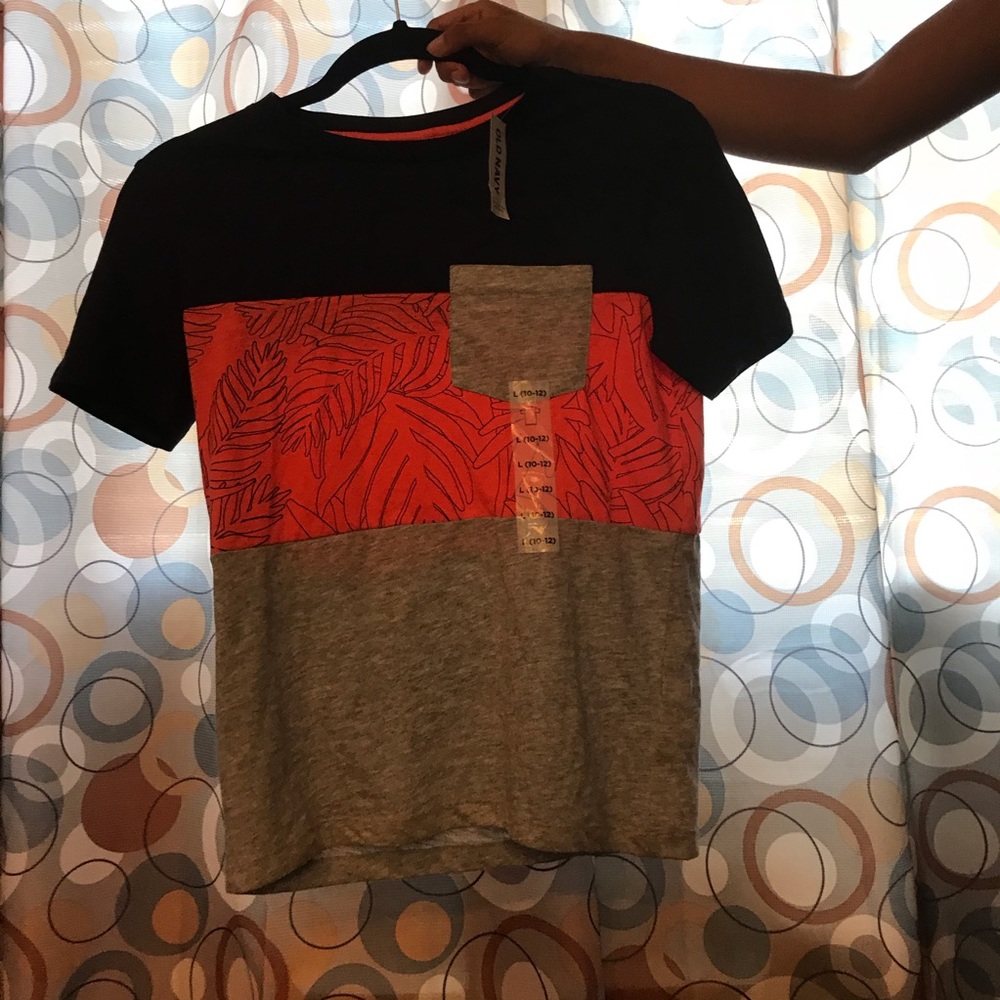 Boys Old Navy Multicolor top with leaf print